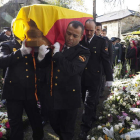 Compañeros de la agente trasladan el féretro a la iglesia parroquial de San Breixo de Parga.