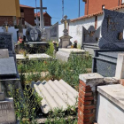 El cementerio de San Andrés se tiene que desbrozar dos veces al año. DL