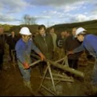 El ministro Cascos, durante la visita a las catas de la variante de Pajares en diciembre del 2000