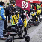 La Asociación de Usuarios de Vehículos de movilidad personal de León congregados para reclamar al Ayuntamiento que los tenga en cuenta como nuevos elementos de la circulación.