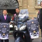 Los organizadores de la cita, junto al concejal de Motor, ayer en Astorga. DL