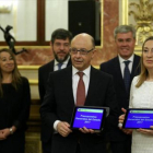 Cristóbal Montoro entrega el proyecto de Presupuestos a Ana Pastor en el Congreso.