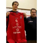 Dumas, junto a Aranzana, posa con la camiseta con el número cuatro que lucirá en León