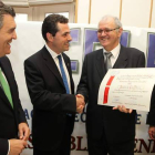 Antolín de Cela recoge el diploma de empresario del año de la mano de Morán, ante la mirada de Cepedano y Herrero.