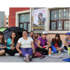 Los fans de Pablo Alborán acampados en la Plaza de Toros de León.