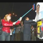 La escoba con la que se encolan los carteles de los candidatos sirvió como pistoletazo de salida de la campaña electoral previa a los comicios municipales y autonómicos del 25 de mayo.