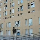 Bloque de pisos donde vivía la mujer marroquí de 29 años asesinada el domingo por su ex pareja