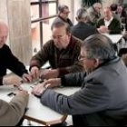 Imagen de archivo de unos pensionistas jugando al dominó en un centro de mayores