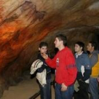 Unos visitantes en la reproducción de la cueva de Tito Bustillo