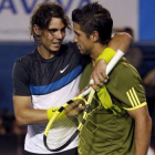 El tenista español Rafael Nadal abraza a su compatriota Fernando Verdasco, tras ganar la semifinal m