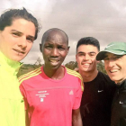 Aláiz junto a Kipsang (i) y a un grupo de niños residentes en la localidad keniana de Iten