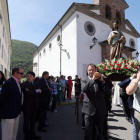 Folgueral y miembros de la corporación en las fiestas de Flores, con Merayo al fondo
