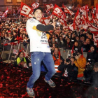 Márquez saluda a los aficionados que acudieron al homenaje.
