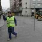 La plaza de Navaliegos aparecía ayer vallada para comenzar la construcción de una glorieta