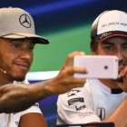 Hamilton y Alonso, en la conferencia de prensa de Spa.