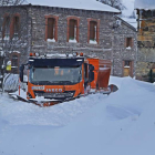 Las precipitaciones y el viento dejan importantes acumulaciones de nieve en pueblos como Cármenes, Pontedo o Canseco, donde se afanan en despejar carreteras y calles. RAMIRO