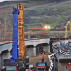 Detalle de los avances del voladizo del viaducto de la A-60 sobre el río Porma, ayer a primera hora de la tarde