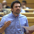 El senador de Podemos Ramón Espinar, en su cara a cara con Mariano Rajoy, durante la sesión de control al Gobierno. /