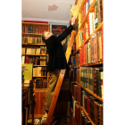 Moncho Perales en una de las estancias de la librería La Trastienda, el local de libros antiguos que regenta