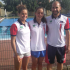 Sara Rodríguez y Claudia Gallego con su entrenador. DL