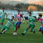 El excesivo juego en el centro del campo impidió ver ocasiones de gol en el derbi. ANA F. BARREDO