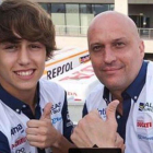 Andras Pérez, junto a Raúl Romero, responsable del equipo Real Avintia en el que corría el joven de 14 años.