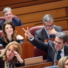 El procurador del PP Juan José Sanz Vitorio hace el gesto de la victoria durante el pleno de las Cortes de Castilla y León.
