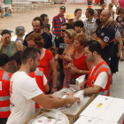 La Cruz Roja reparte ayuda entre los evacuados por el incendio en Almería.