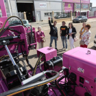 Momento de entrega de la máquina rosa de Armivan a DoisMiller y las representantes de Almom. CAMPILLO