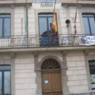 Las banderas seguían ayer ondeando a media asta en el consistorio, en memoria del alcalde.