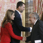 La reina Letizia saludando a Gamoneda en un encuentro del Cervantes