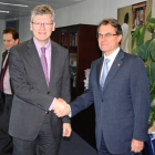 El 'president' Mas, con el comisario de Empleo de la UE, Lázslo Andor, este lunes en Bruselas.