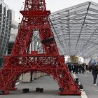 La torre Eiffel hecha con sillas recicladas.