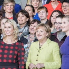 La cancillera alemana Angela Merkel, en el centro, con la ministra Manuel Schwesig, a su izquierda, en un acto con mujeres ejecutivas.