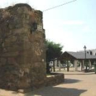 La foto muestra parte de la torre de la Duda, situada en el centro de Bembibre, que será restaurada