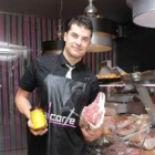 Víctor Pérez en la tienda Al Corte, situada en pleno centro de León.