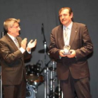 Casado recibió el premio de manos del presidente de TV Castilla y León y del Diario, José Luis Uliba