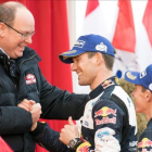 Sébastien Ogier estrecha la mano del príncipe Alberto de Mónaco junto a su copiloto, Julien Ingrassia, este domingo en Mónaco.