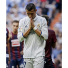 Ronaldo, cariacontecido tras el empate con el Eibar en el Bernabéu. EMILIO NARANJO