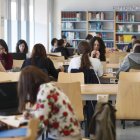 Alumnos estudiando en una de las bibliotecas del campus de Vegazana. ARCHIVO