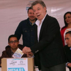 Santos deposita su voto en el referéndum, en Bogotá, este domingo.