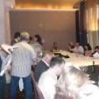 Los periodistas convocados en el Hotel Custer comienzan a leer el dossier de Astorga