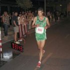 Eduardo Valcarce, ganador de la prueba de 10 kilómetros, en el momento de entrar en meta.
