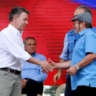 El presidente Santos estrecha la mano del máximo líder de las FARC, Londoño. MAURICIO DUEÑAS CASTAÑEDA