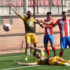 Los jugadores de la Deportiva reclaman un posible penalti en el área del Navalcarnero por una caída del central Fernando Román.