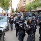 Vecinos de Lleida han obligado a la Policía Nacional a cambiar su ruta al salir del CAP Cappont de Lleida tras retirar las urnas.