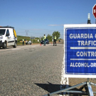 Control de alcoholemia y drogas en una carrereta de León