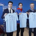 José Raúl Gutiérrez, Roberto Aláiz y Luis Cueto en la presentación de la camiseta en Auto Palacios. JESÚS