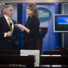 Unos periodistas charlan sobre la visita de Obama a Afganistán antes de un informativo.