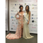 La presentadora de la gala Beatriz Jarrín, junto a Lara Fernández (las dos leonesas). DL